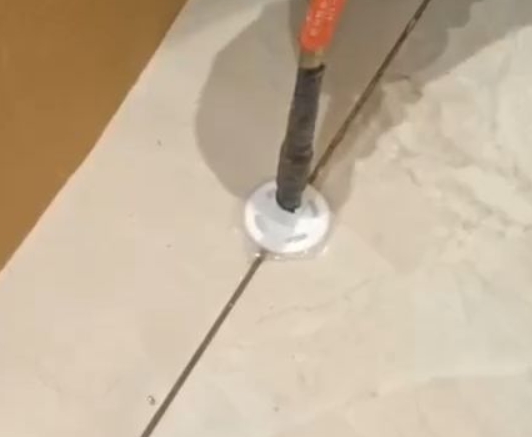 乌鲁木齐瓷砖空鼓维修公司专业解答瓷砖在铺贴过程中，如果没有涂抹均匀到位的粘结材料（如水泥砂浆或瓷砖胶），可能会导致以下问题