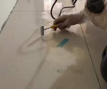 乌鲁木齐瓷砖开裂维修公司专业分享瓷砖在铺贴前如果没有沥干水分，将会导致以下问题